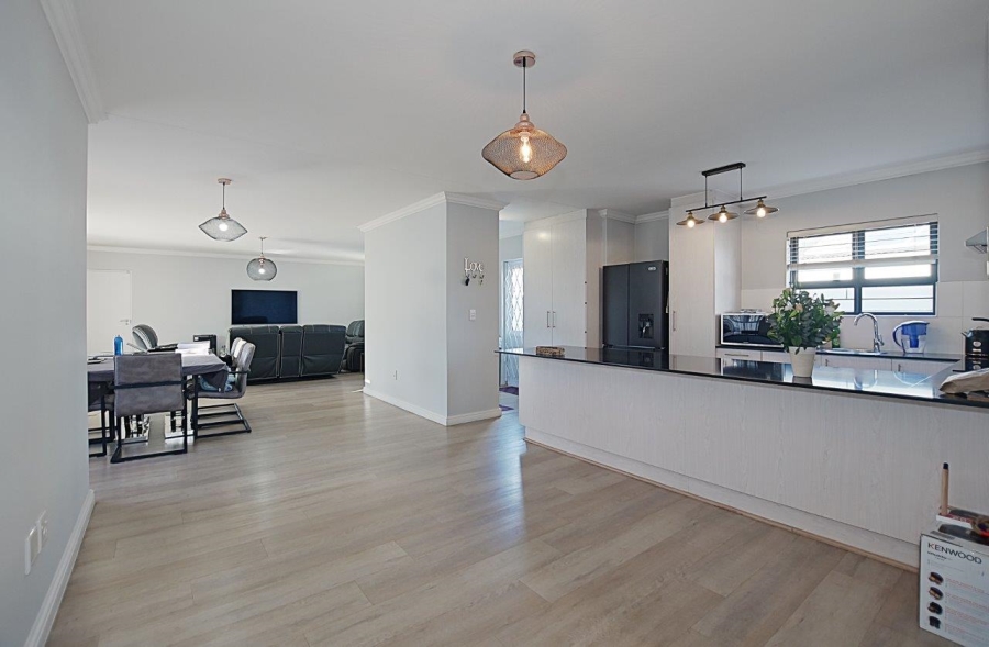 3 Bedroom Property for Sale in Sunningdale Western Cape